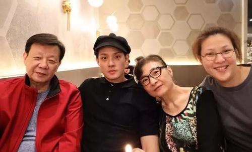 寇世勋父子合照_寇家瑞个人经历_寇家瑞帅气