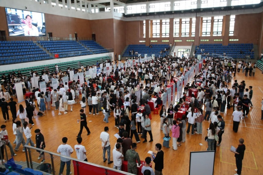 让就业“走在前头”——“春暖皖江”2025走进安徽城市管理职业学院