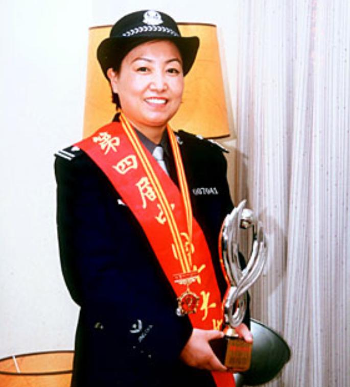 任长霞出殡视频新闻_任长霞 2004年车祸牺牲 登封市人民爱戴的公安局长