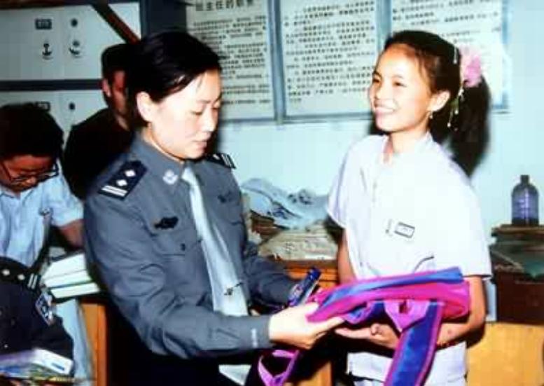 任长霞 2004年车祸牺牲 登封市人民爱戴的公安局长_任长霞出殡视频新闻