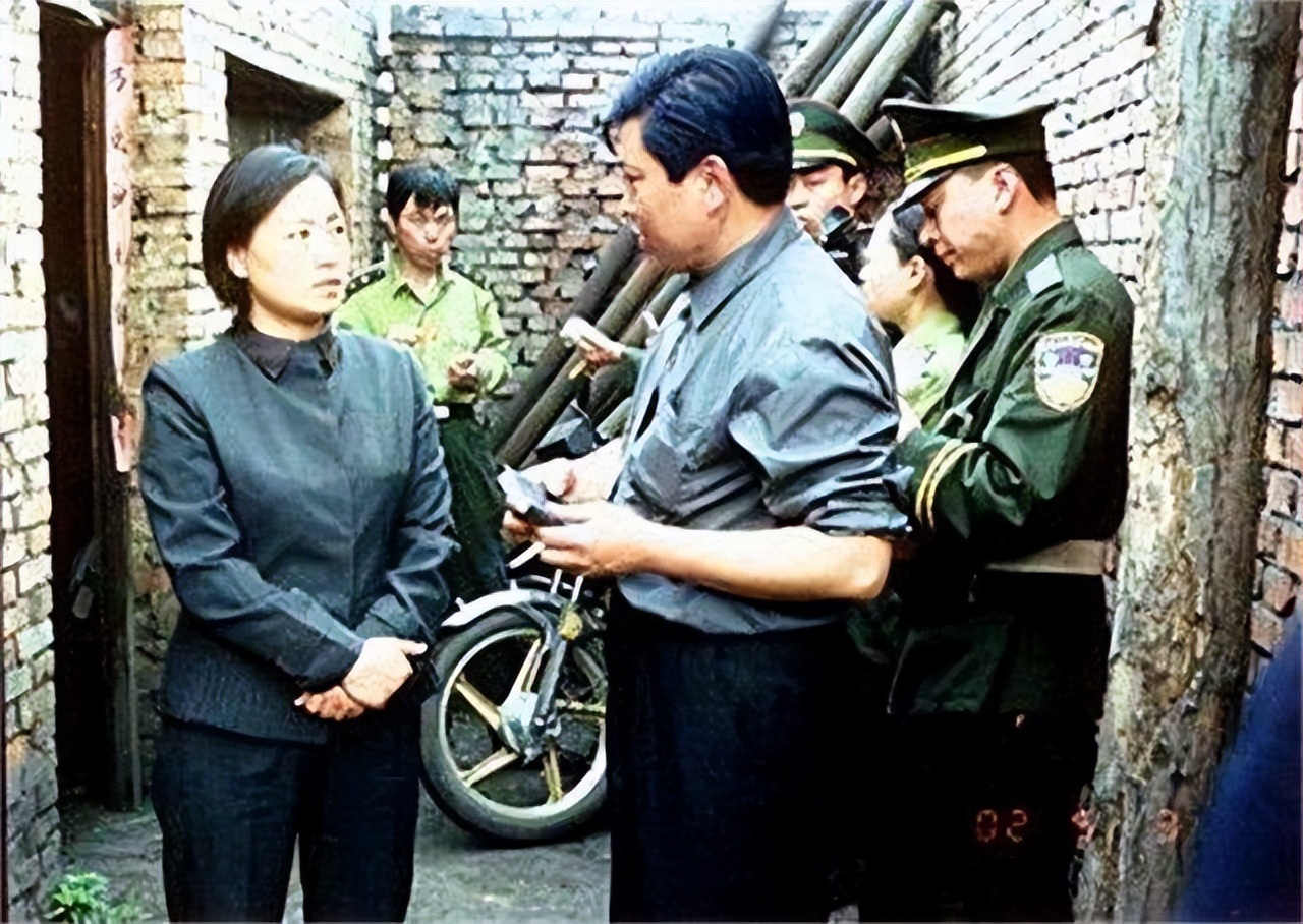 任长霞出殡视频新闻_任长霞 2004年车祸牺牲 登封市人民爱戴的公安局长