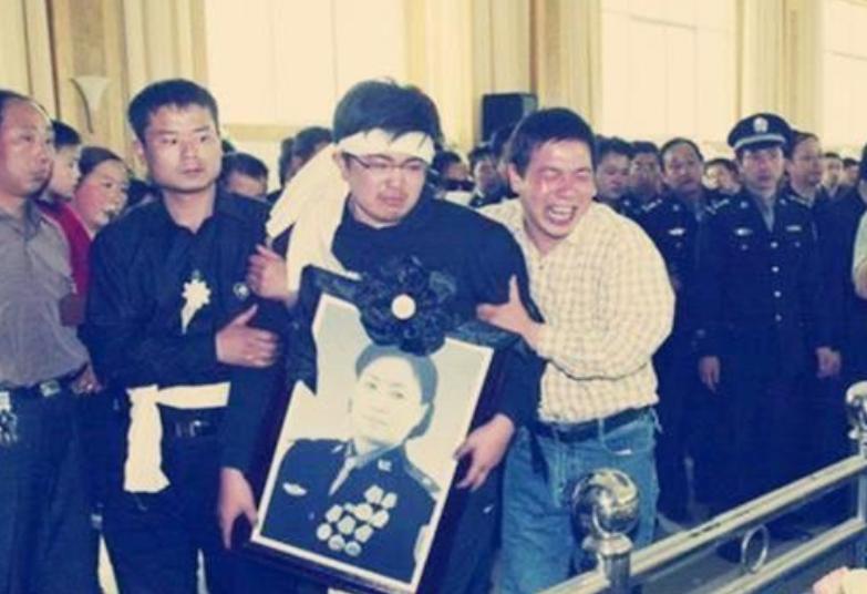 任长霞出殡视频新闻_任长霞 2004年车祸牺牲 登封市人民爱戴的公安局长