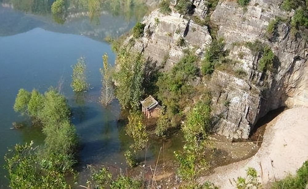 任长霞出殡视频新闻_任长霞 2004年车祸牺牲 登封市人民爱戴的公安局长