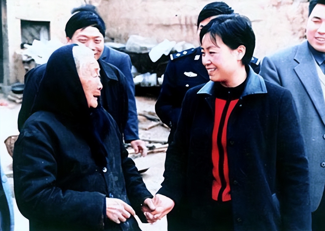 任长霞出殡视频新闻_任长霞 2004年车祸牺牲 登封市人民爱戴的公安局长