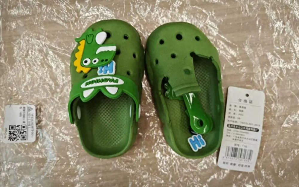 增塑剂超标509倍，“问题童鞋”不该管不住 | 新京报快评