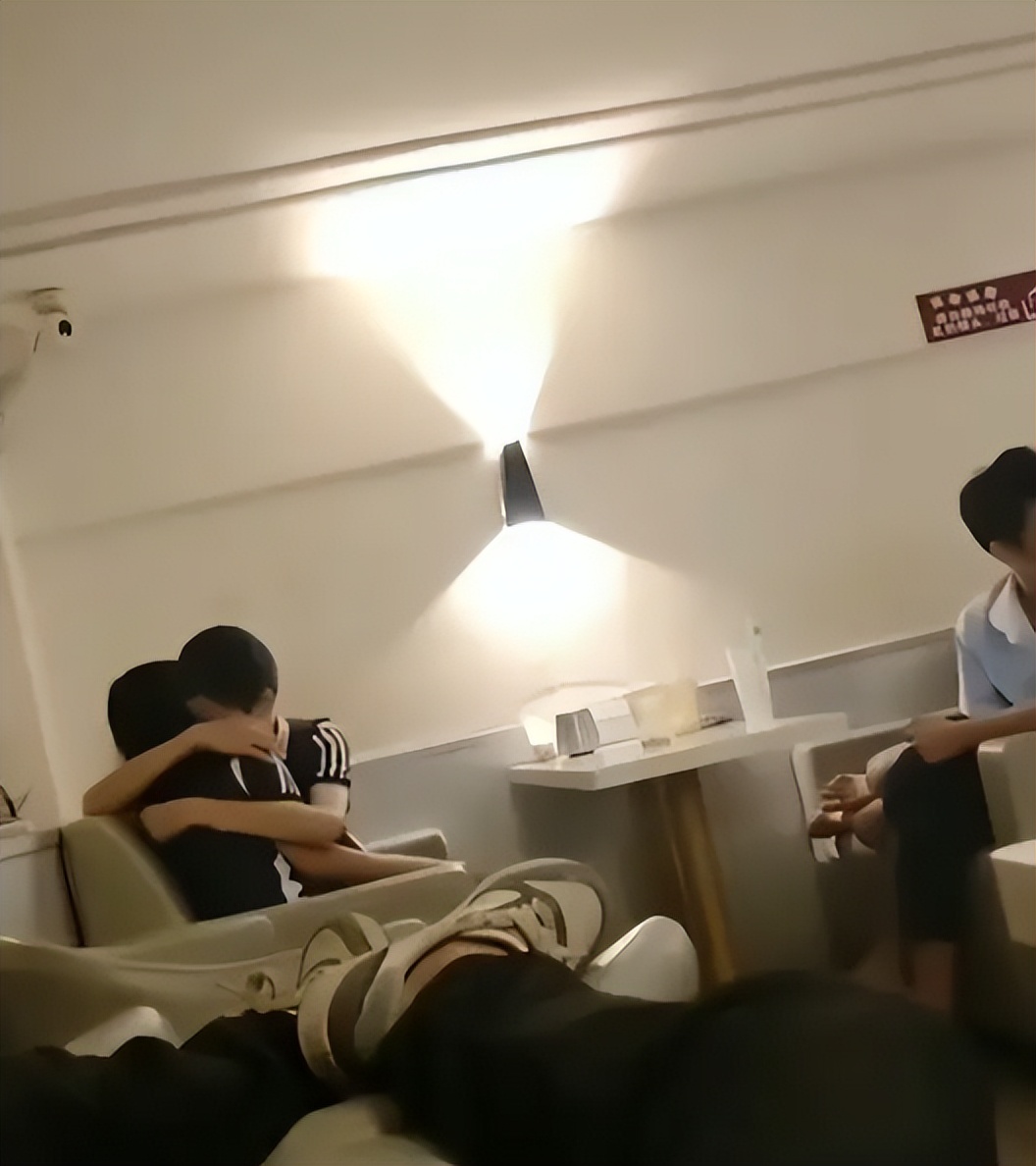 怀孕小学生早恋接吻新闻具体_小学生情侣行为分析_小学生早恋现象