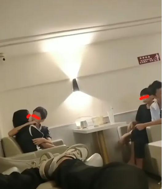 小学生情侣行为分析_怀孕小学生早恋接吻新闻具体_小学生早恋现象