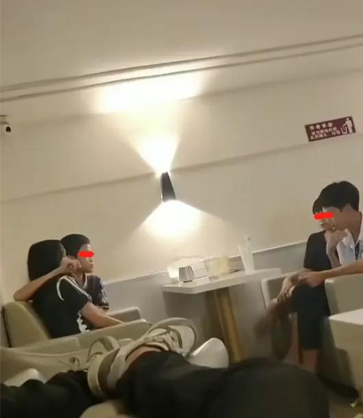 小学生情侣行为分析_小学生早恋现象_怀孕小学生早恋接吻新闻具体