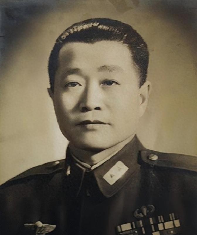 1951年，杨振宁一家三口在美国，杜致礼气质不凡，不愧是名将之女