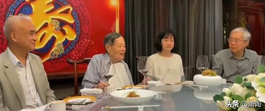 杨振宁和孩子的关系_杨振宁与杜致礼的爱情故事_杨振宁与翁帆的婚姻生活