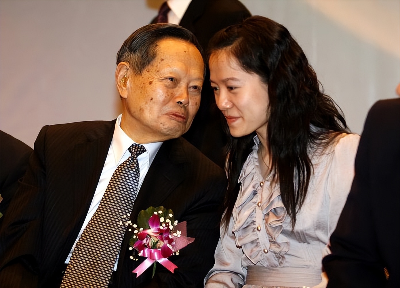 结婚21年，如今杨振宁已103岁，49岁的翁帆无儿无女到底图什么？