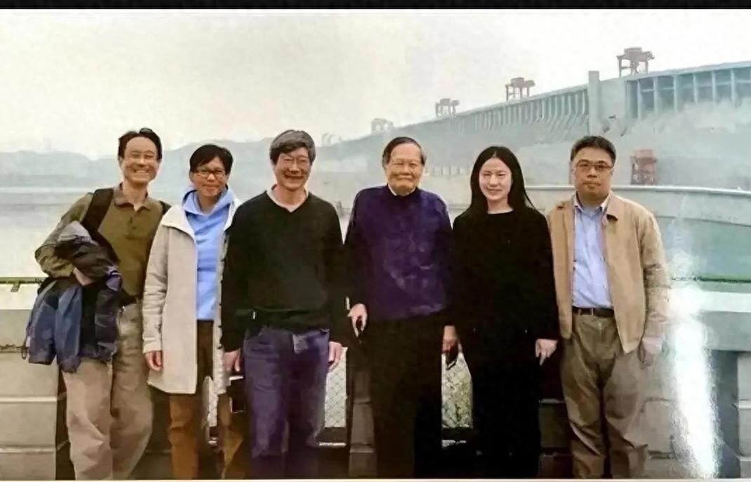 2018年，杨振宁和夫人翁帆游览三峡，三个孩子出镜，一张罕见留影