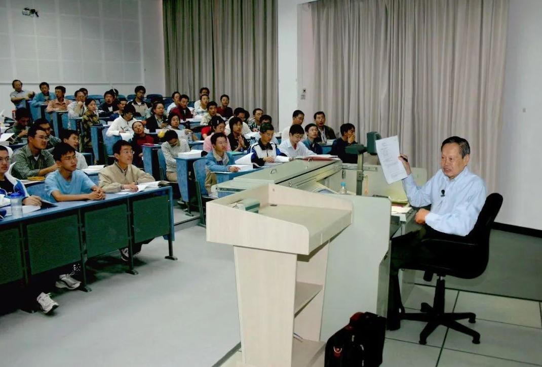 杨振宁和孩子的关系_杨振宁与翁帆婚姻故事_杨振宁晚年感情经历