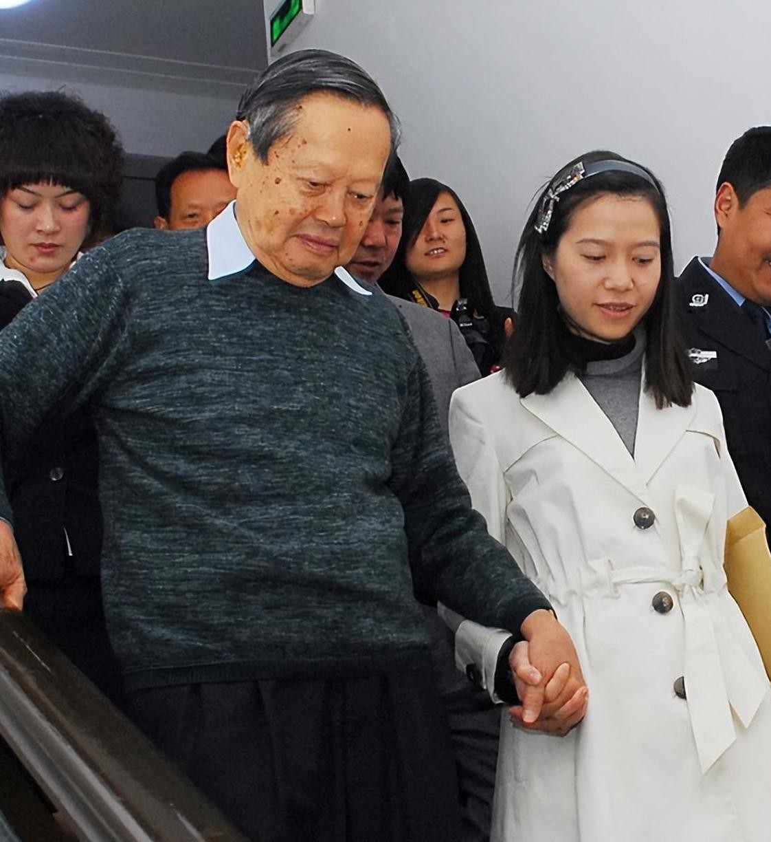 杨振宁晚年感情经历_杨振宁和孩子的关系_杨振宁与翁帆婚姻故事