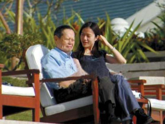 杨振宁与翁帆的爱情故事_杨振宁翁帆婚姻幸福_杨振宁和孩子的关系