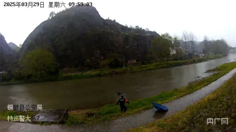 宜春铜鼓县民警落水救援_铜鼓县公安局城镇派出所救援事件_江西省铜鼓县新闻