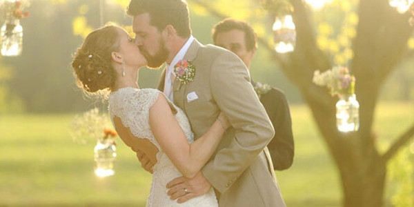 婚礼接吻小游戏_婚礼趣味游戏_偷吻小游戏