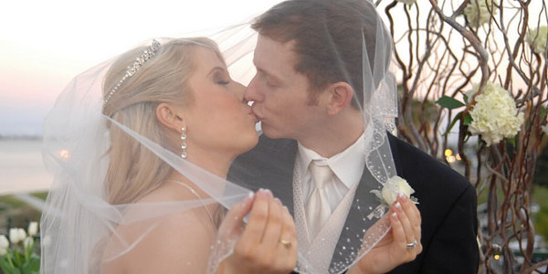 偷吻小游戏_婚礼接吻小游戏_婚礼趣味游戏