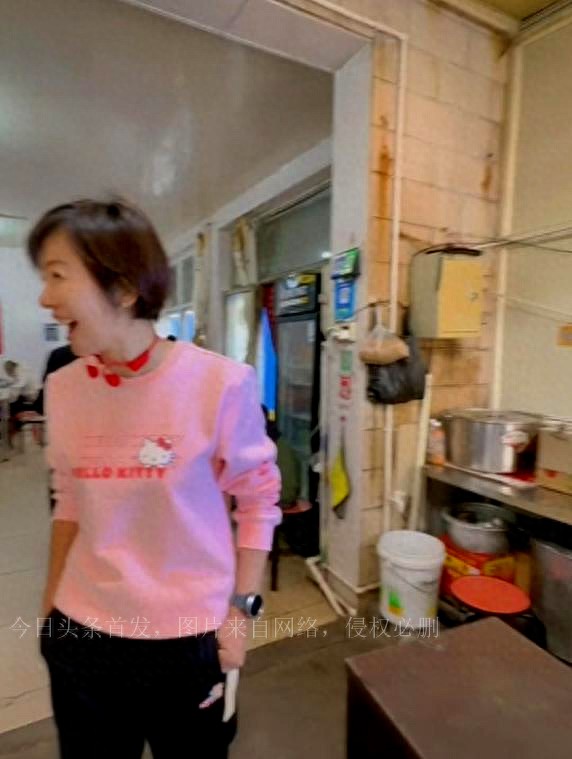 新闻联播主持欧阳夏丹离职，旅游现身简陋面馆，采访老板遭无视