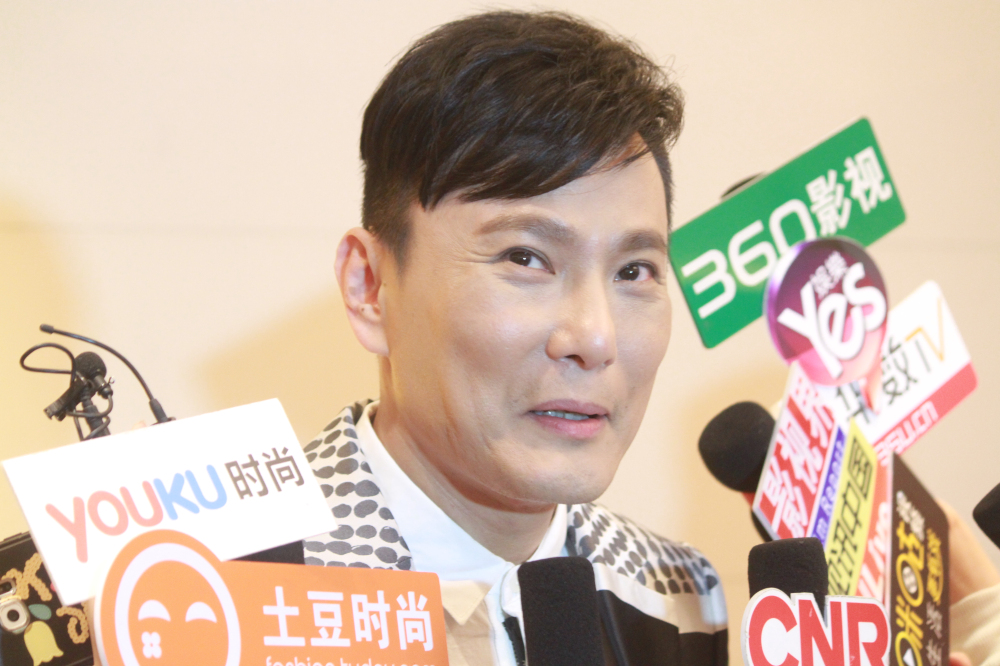 张信哲上海出席活动献唱经典 迎接转折期思考未来方向