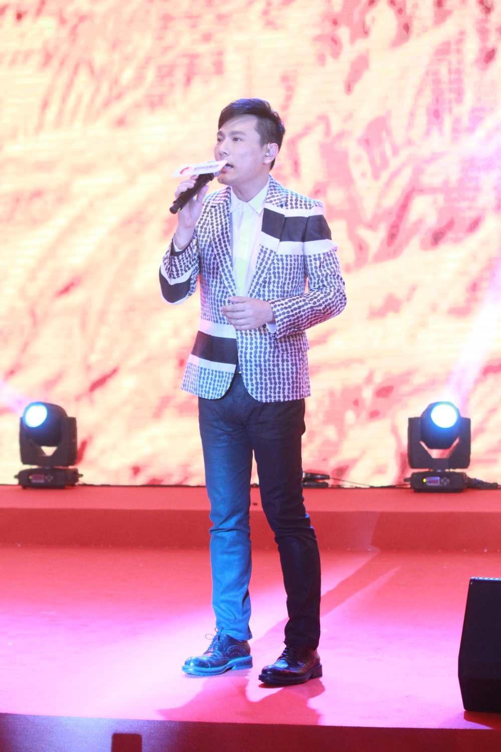 张信哲爱网特2016周年盛典_普通人怎么联系张信哲_张信哲我是歌手改编