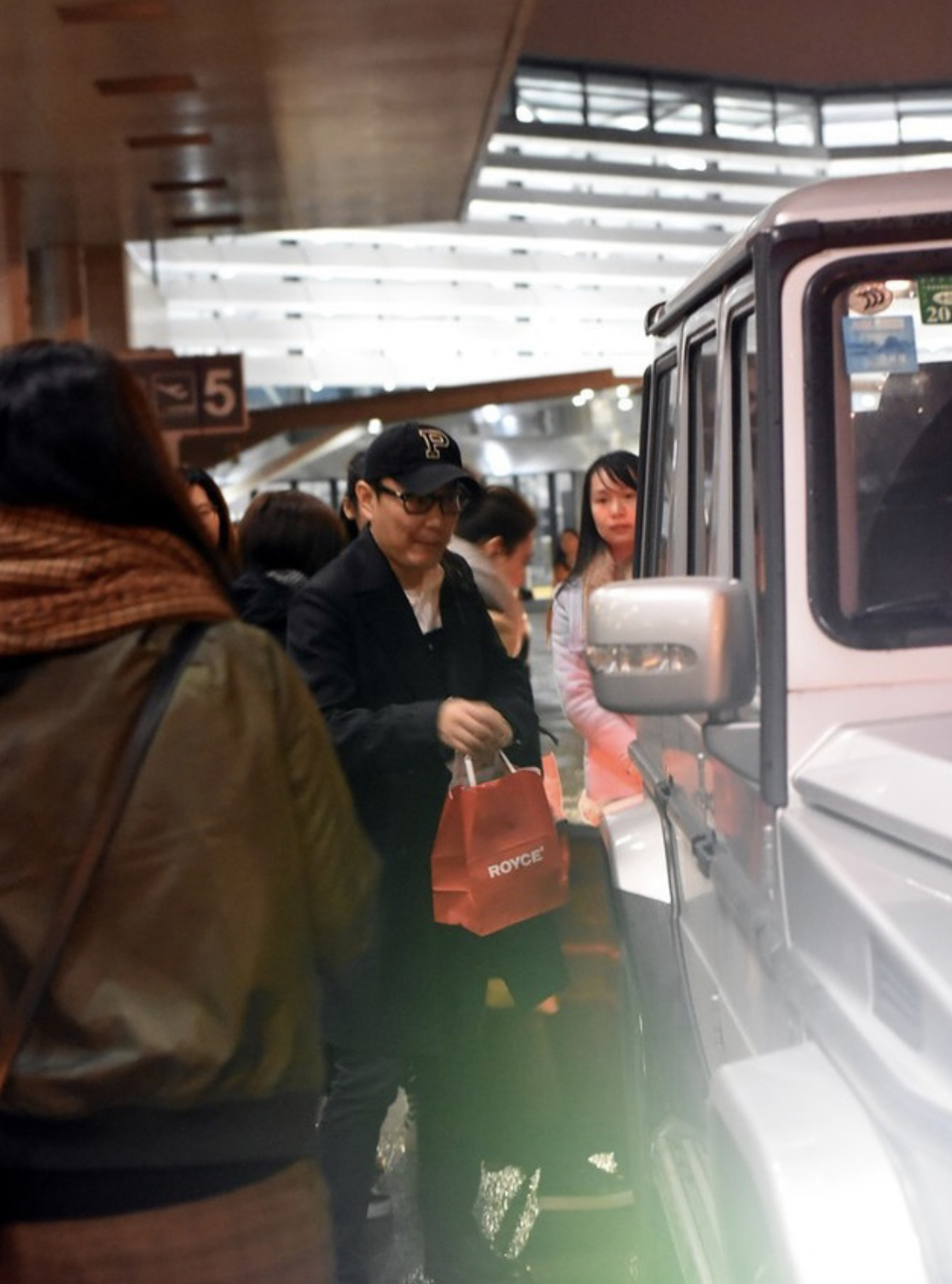 普通人怎么联系张信哲_张信哲低调出行坐平价车_张信哲长沙高铁站偶遇