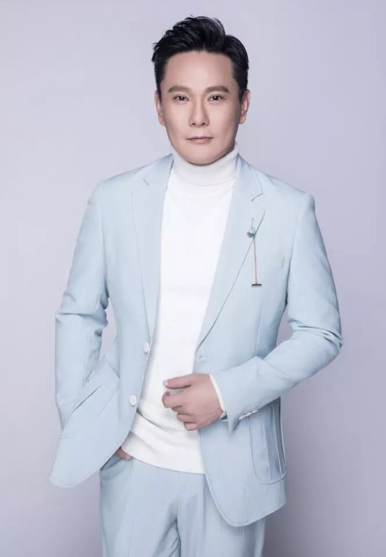 张信哲长沙高铁站偶遇_普通人怎么联系张信哲_张信哲低调出行坐平价车