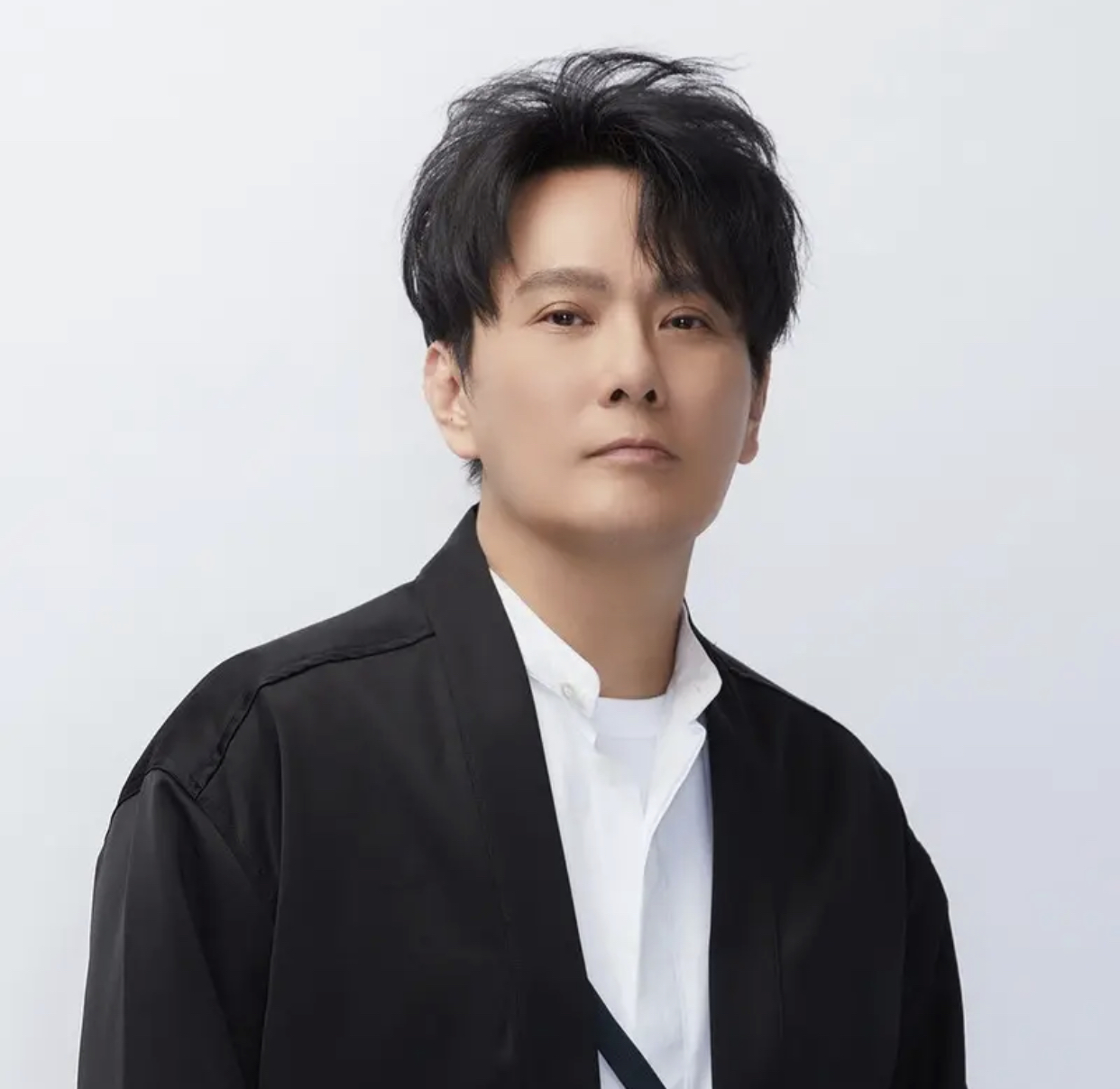 普通人怎么联系张信哲_张信哲长沙高铁站偶遇_张信哲低调出行坐平价车