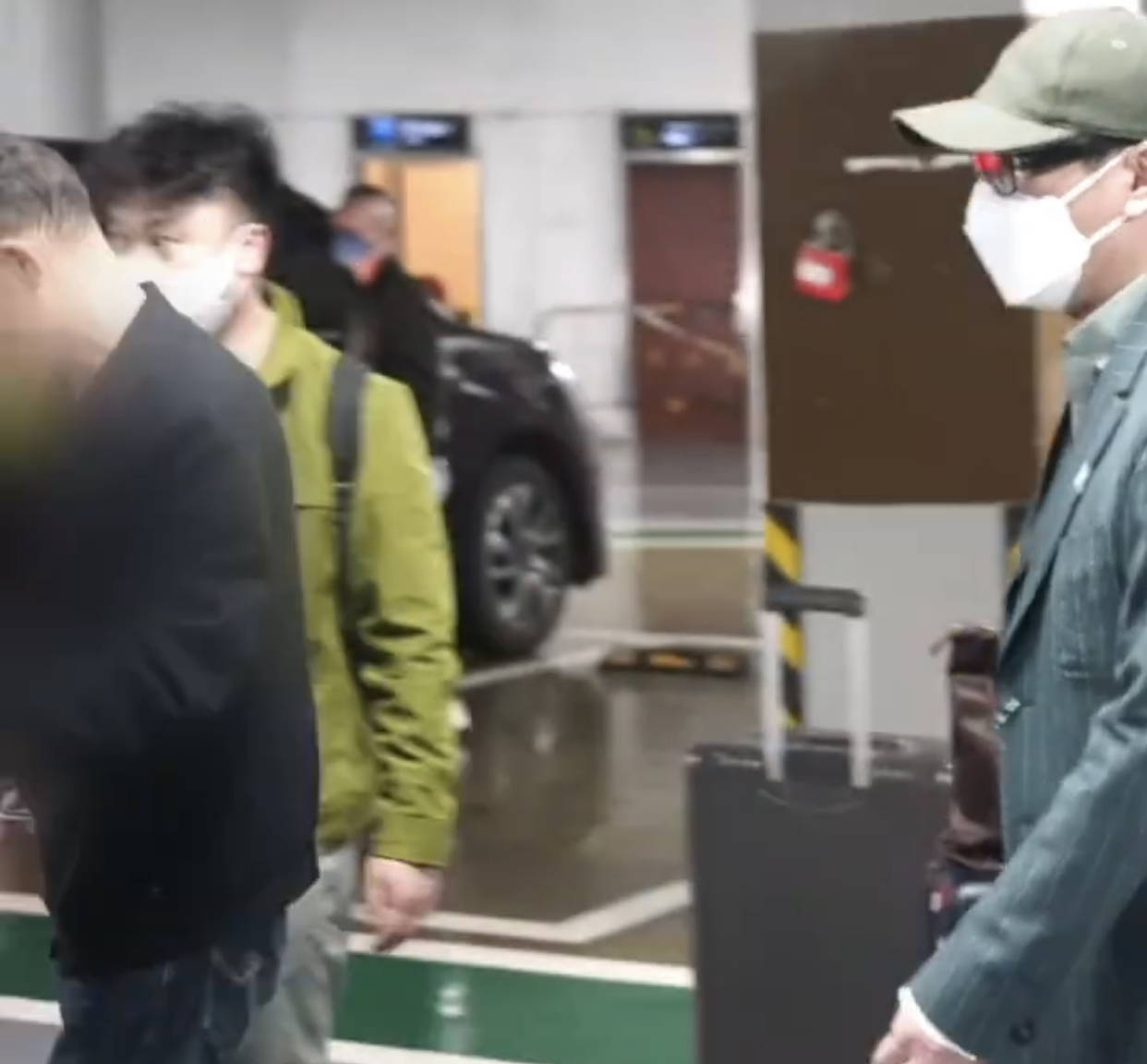 张信哲低调出行坐平价车_张信哲长沙高铁站偶遇_普通人怎么联系张信哲