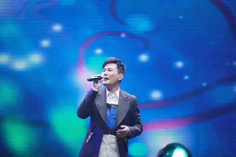 普通人怎么联系张信哲_张信哲不认识事件_华语乐坛过气歌手演唱会