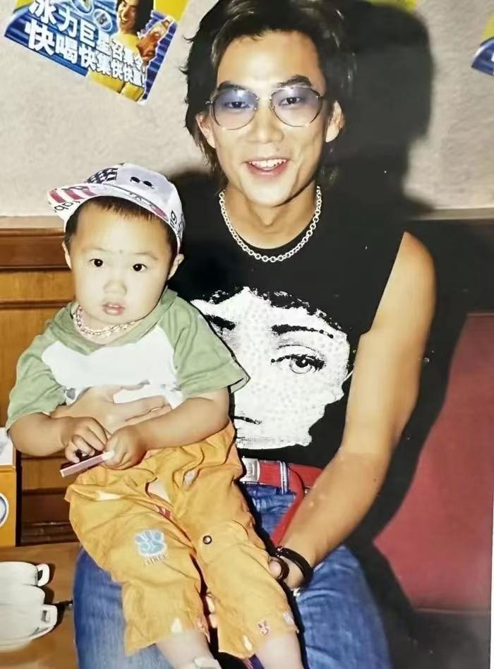 张信哲不认识事件_普通人怎么联系张信哲_华语乐坛过气歌手演唱会