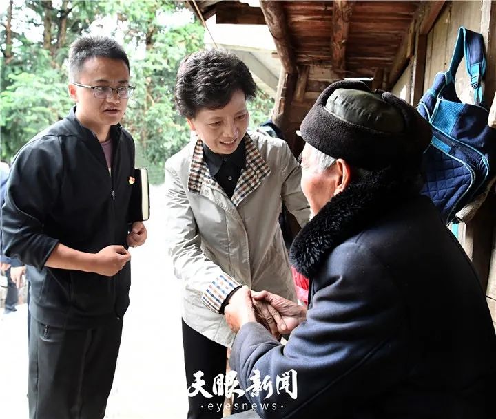 时隔一年，谌贻琴省长再次来到纳雍县这位老人家中……