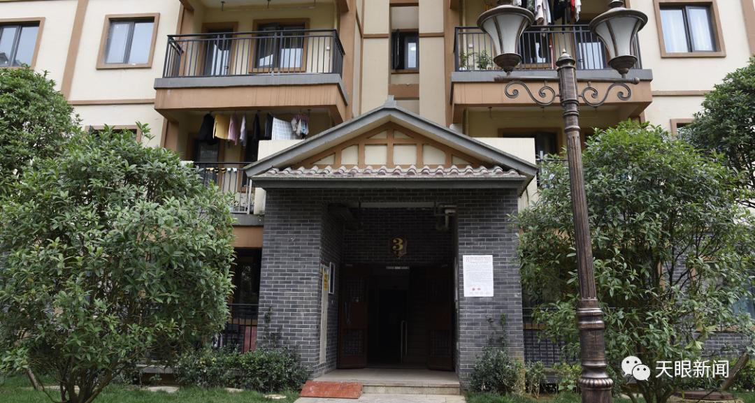 阙昌贵老人生活改善情况_贵州省委副书记谌贻琴纳雍县脱贫攻坚调研_贵州纳雍老凹坝新闻