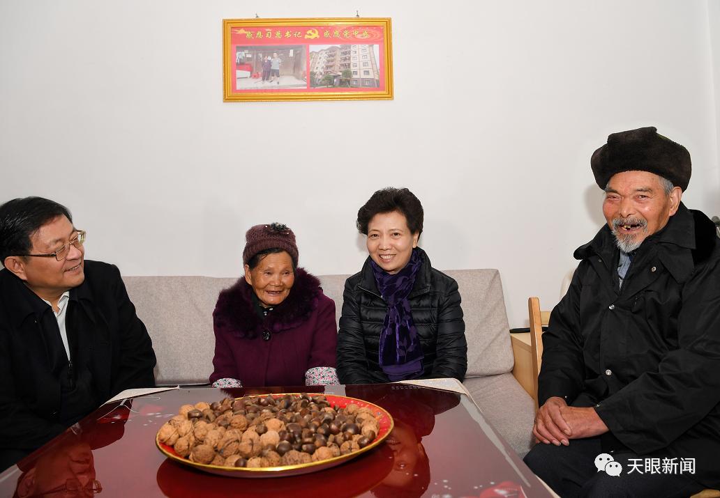 贵州省委副书记谌贻琴纳雍县脱贫攻坚调研_阙昌贵老人生活改善情况_贵州纳雍老凹坝新闻