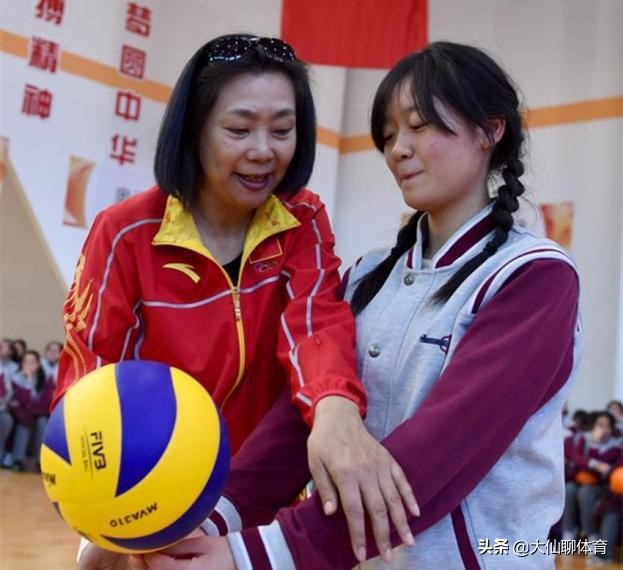 女排梁艳女儿_中国女排五连冠队员_梁艳的排球生涯
