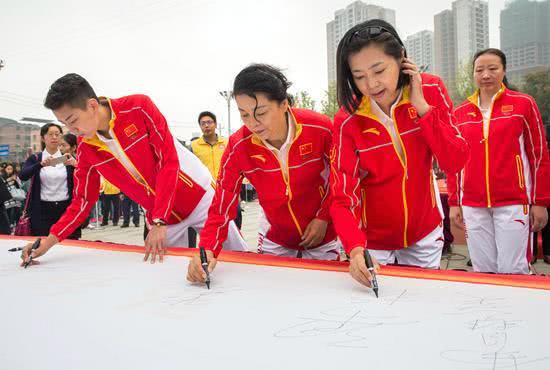 中国女排五连冠 梁艳身价过亿 梁艳女儿清华大学博士_女排梁艳女儿