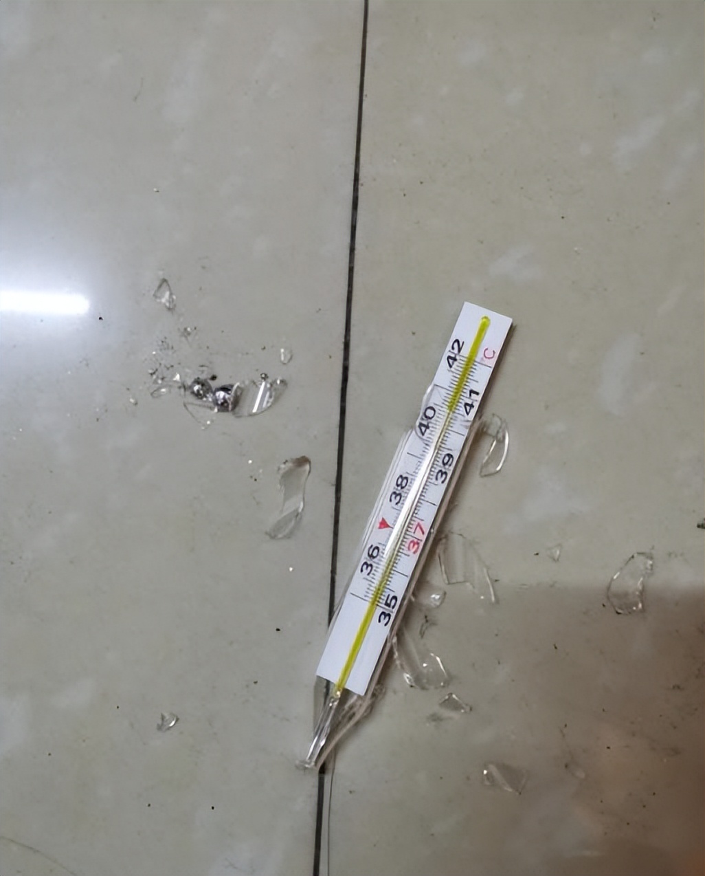 水银温度计摔碎了应该怎么办_水银温度计碎了怎么办 假新闻_如何处理水银温度计破碎后的水银