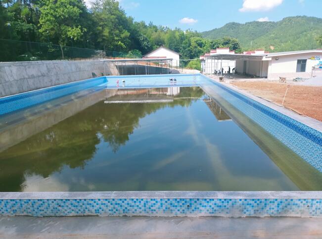江西会昌：乡村建起游泳馆
