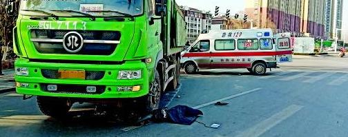 大货车右侧盲区骑车人避让_临朐新闻交通事故_货车转弯事故行人注意