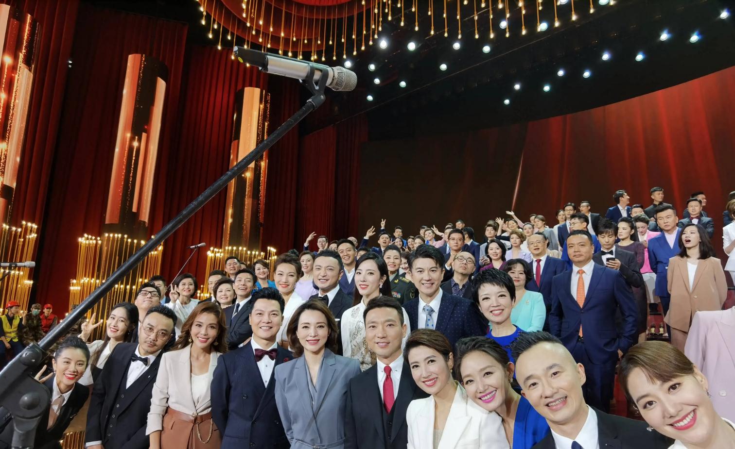 欧阳夏丹退出节目_央视新闻联播主播阵容变化_央视午夜新闻主持人