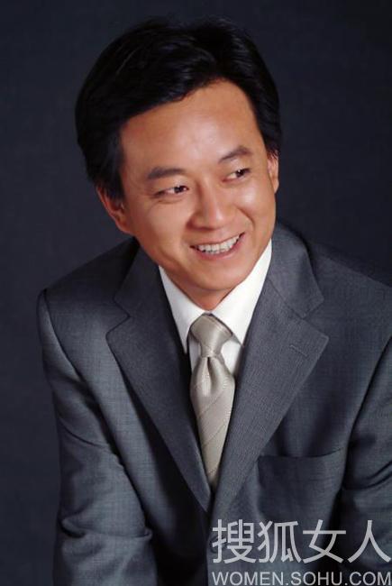 央视午夜新闻主持人_央视名嘴妻子介绍_央视名嘴妻子背景