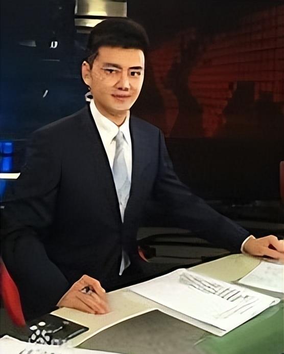 央视主持人调整_康辉落选十大优秀主持人原因_央视午夜新闻主持人