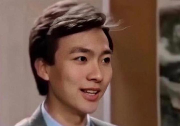 央视主持人调整_康辉落选十大优秀主持人原因_央视午夜新闻主持人