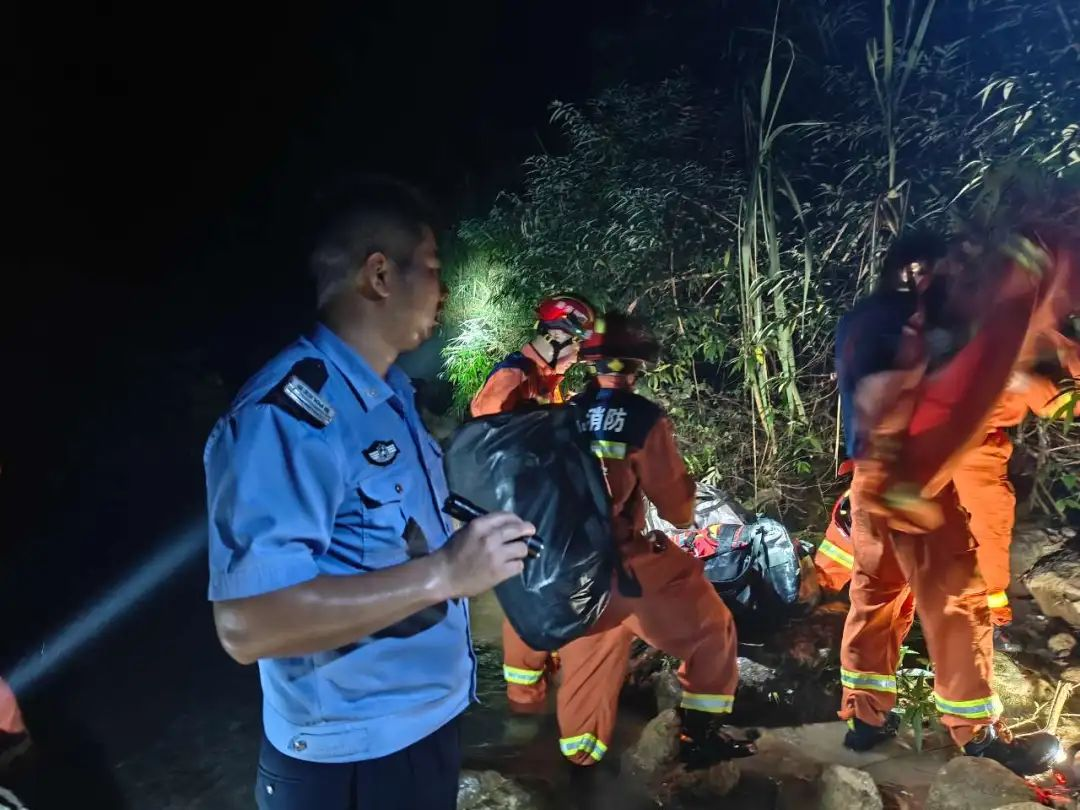 四川广安新闻视频_谭鸿宇辅警事迹_四川邻水县公安局辅警谭鸿宇