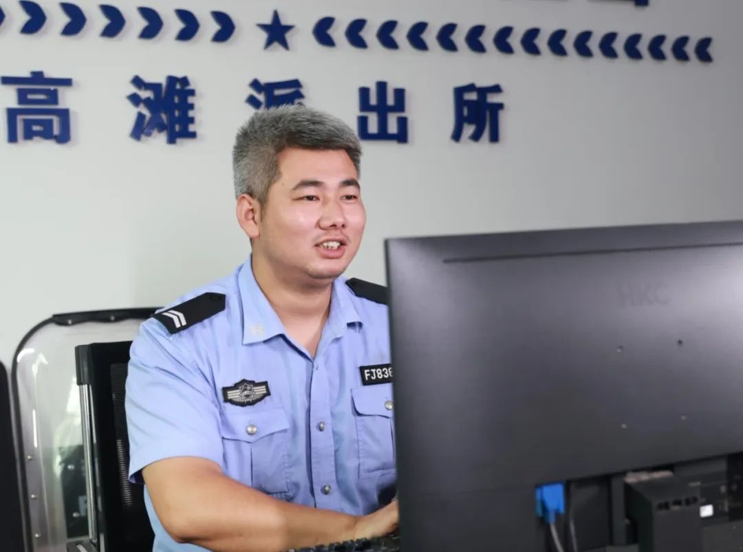 四川广安新闻视频_四川邻水县公安局辅警谭鸿宇_谭鸿宇辅警事迹