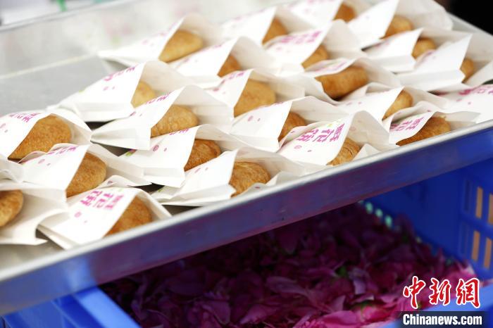 图为玫瑰鲜花饼。　沙见龙 摄