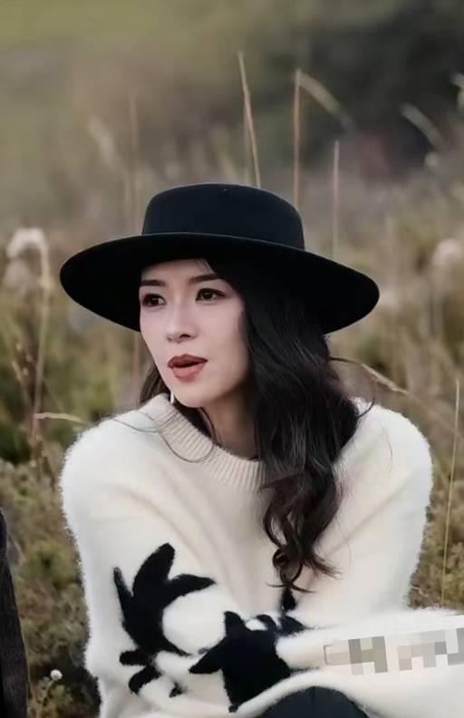 44岁的章子怡出席某活动，依然光彩夺目丝毫不受离婚事件影响