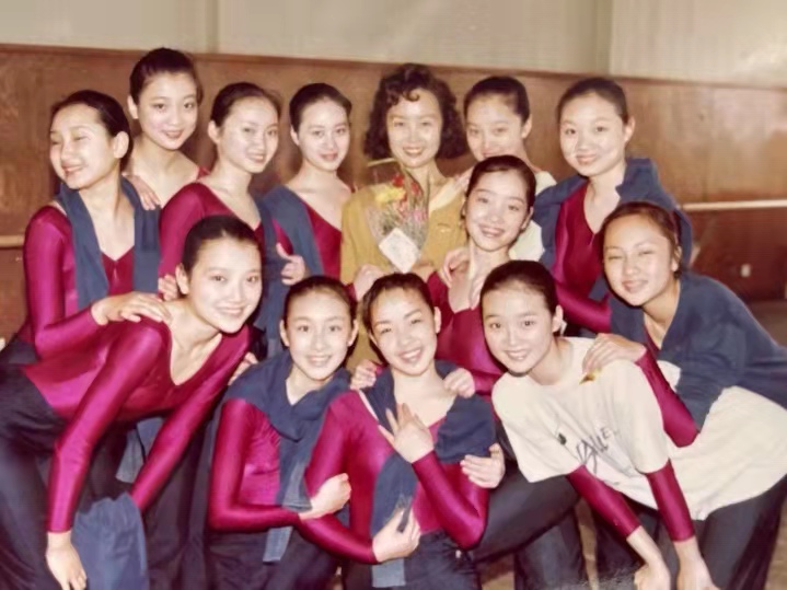 王艳跟王志才的照片_王艳49岁生日庆祝_王艳母难日工作伙伴庆生