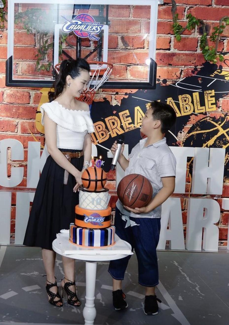 王艳跟王志才的照片_王艳儿子照片_王艳儿子参加节目