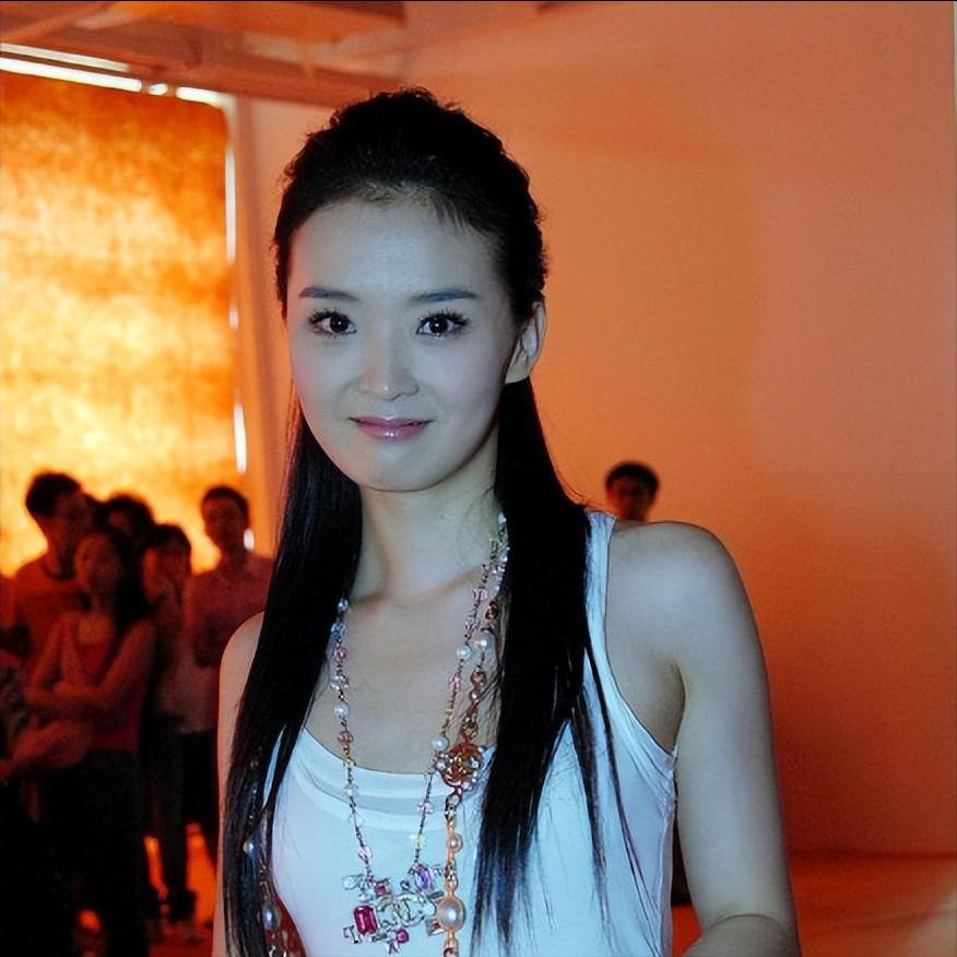 王艳豪门生活卑微程度_王艳婆婆贵族规矩_王艳跟王志才的照片